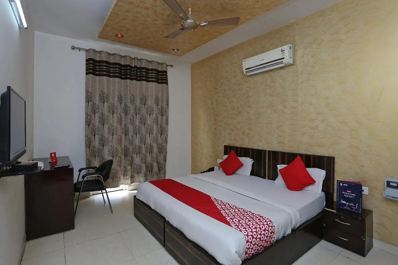 Oyo 429 Hotel Kisna Residency Гургаон